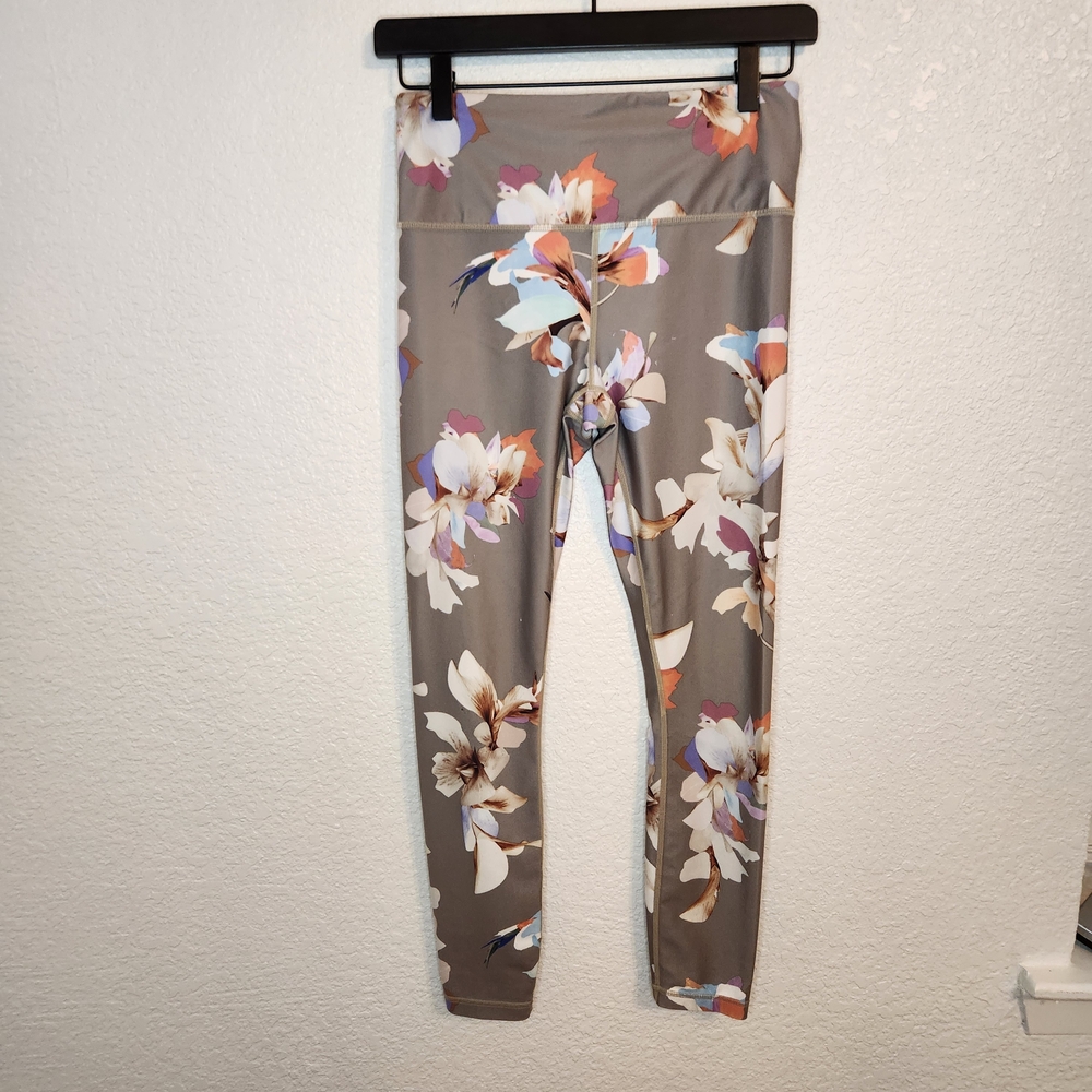 Athleta Elation Paradise 7/8 Leggings Womens S Gray White Floral High Rise Logo - Picture 4 of 15